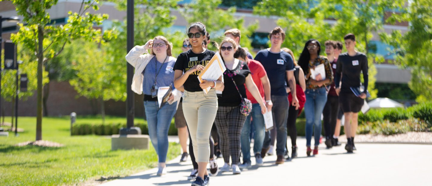 Image of students walking on campus at New Student Orientation. 