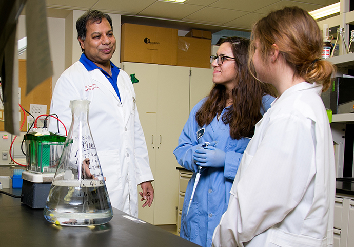 Dr. Dinda and Pfiffner in a lab discussing