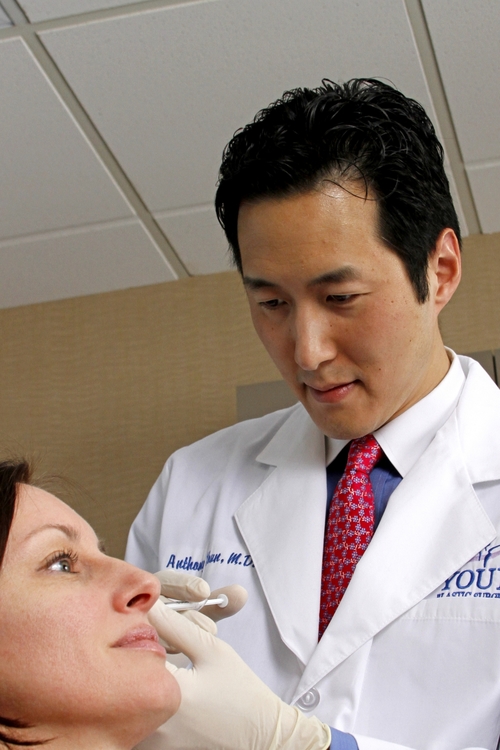 Anthony Youn working with a patient.