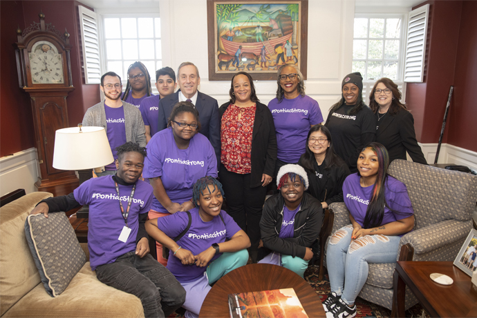 Pontiac high school students and OU-Pontiac Initiative staff with Harvard University President Larry Bacow