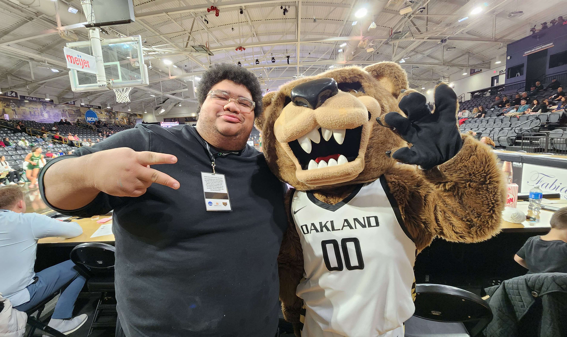 Marcus Johnson poses for a photo with OU mascot Grizz.