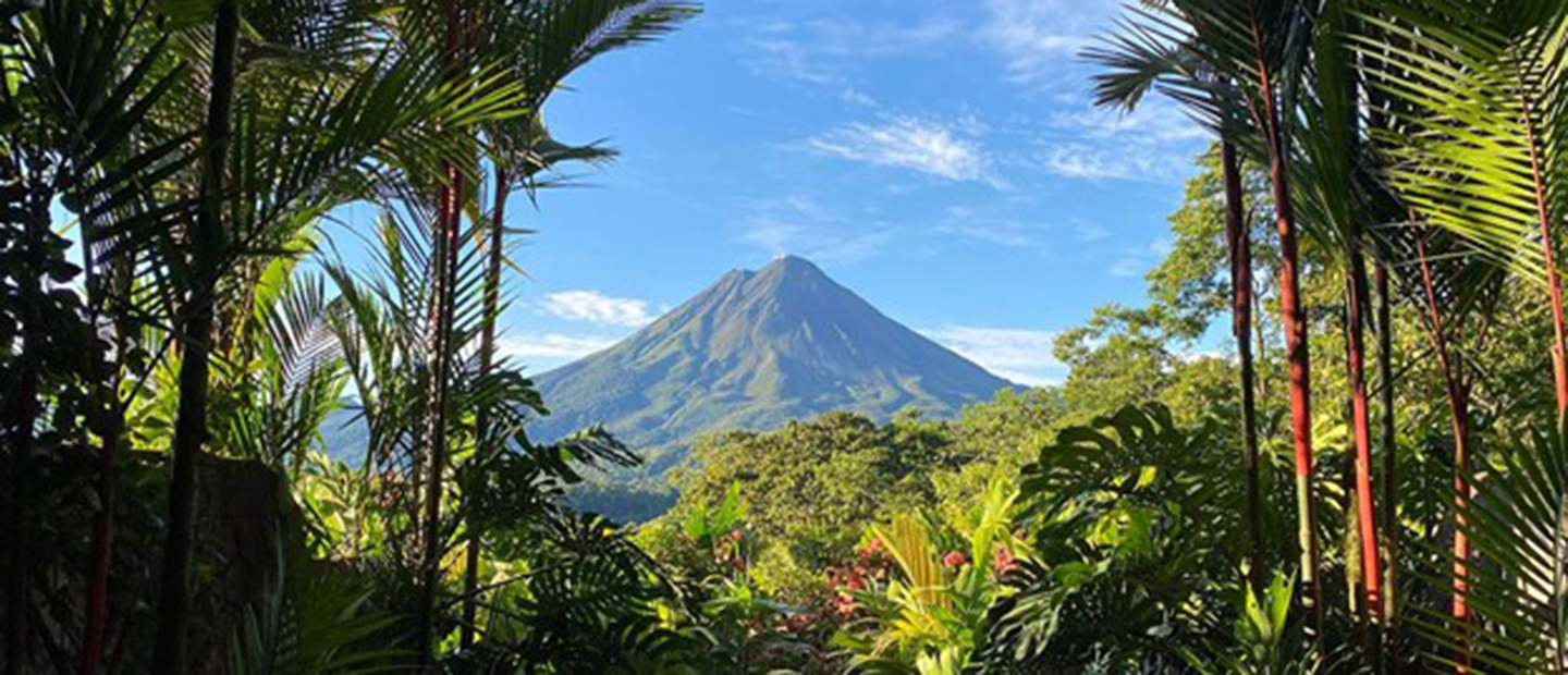 A photo of a mountain in Costa Rica