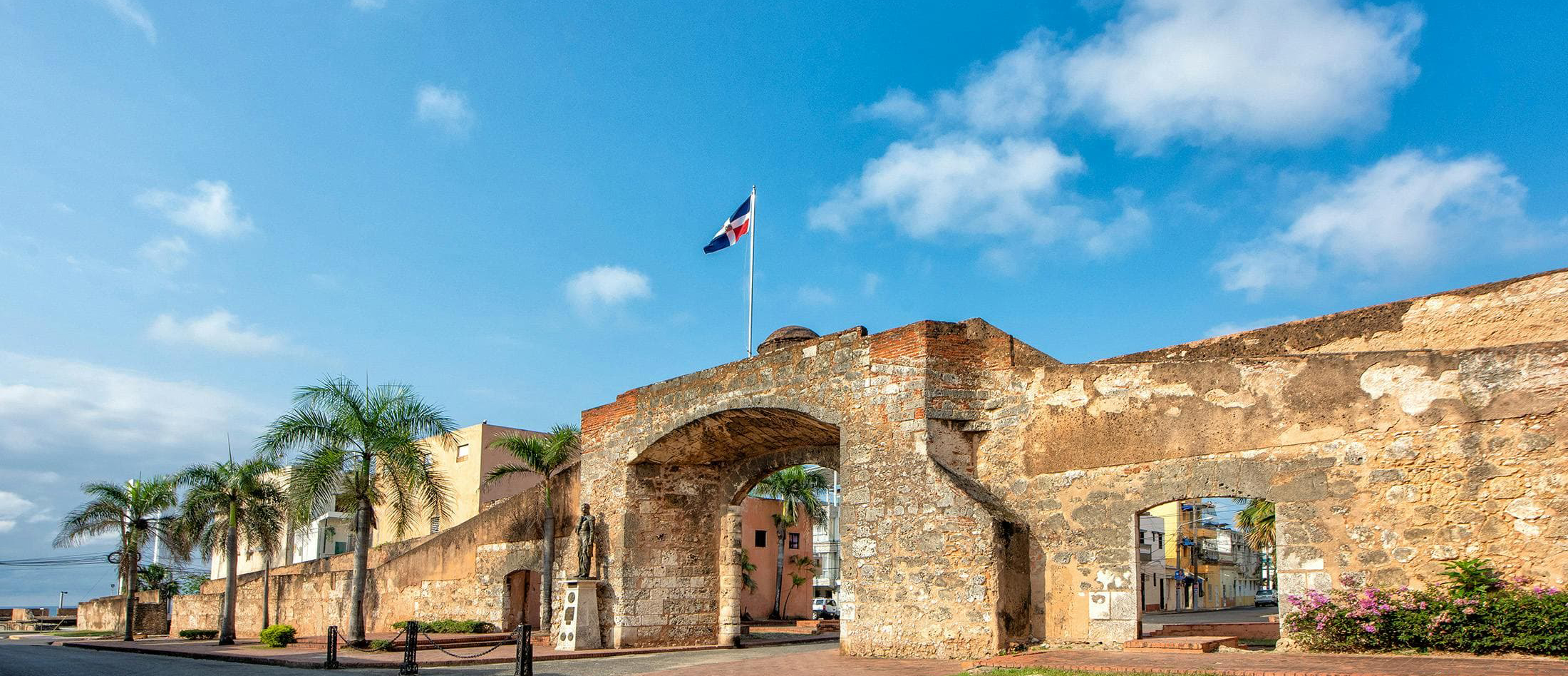 An archway and wall in Santo Domingo