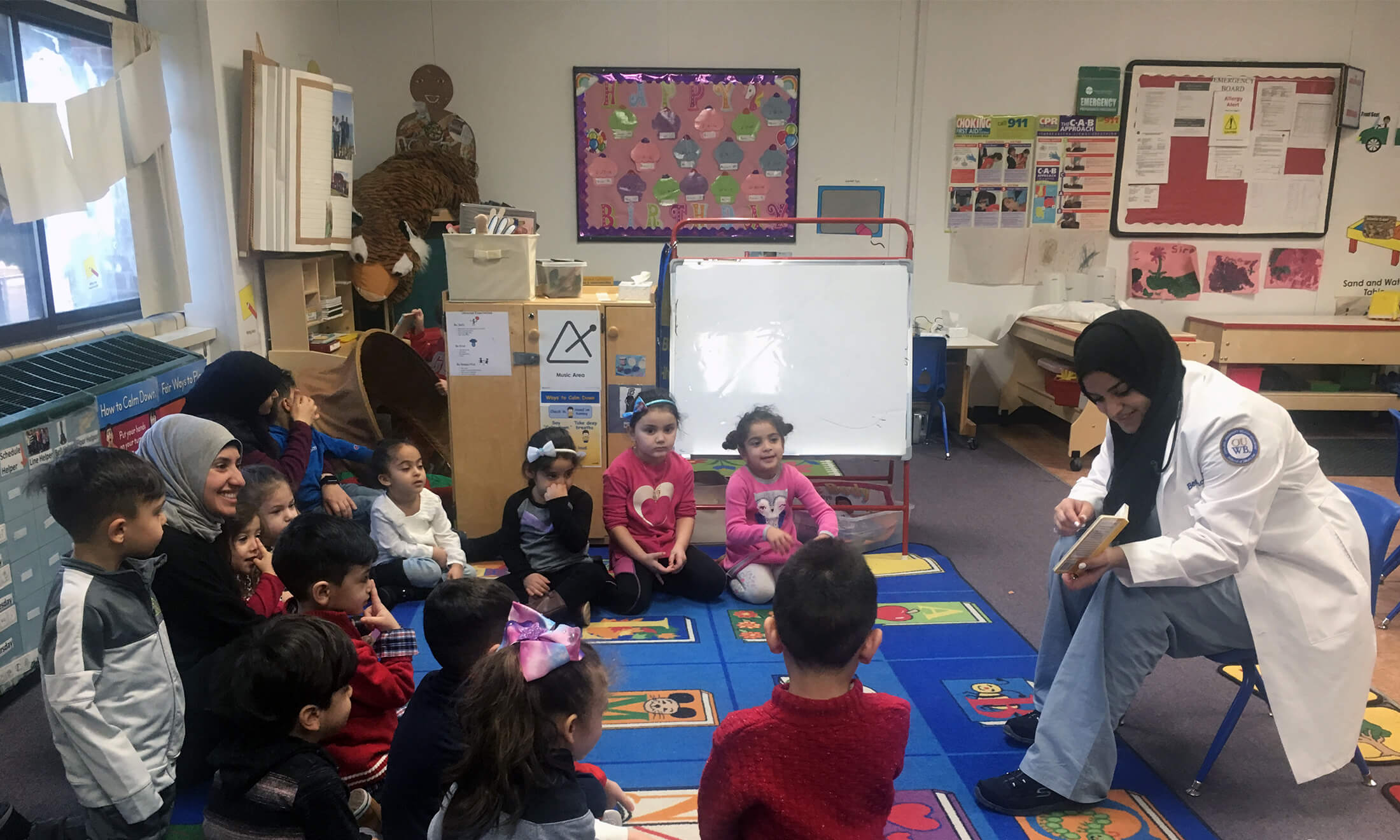 Alhashidi reads to a class of school children.