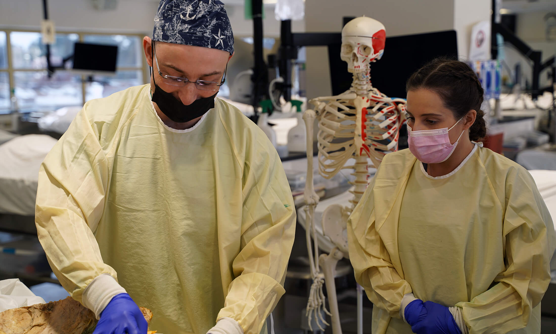 Surgeon teaching a student in OUWB's anatomy lab.