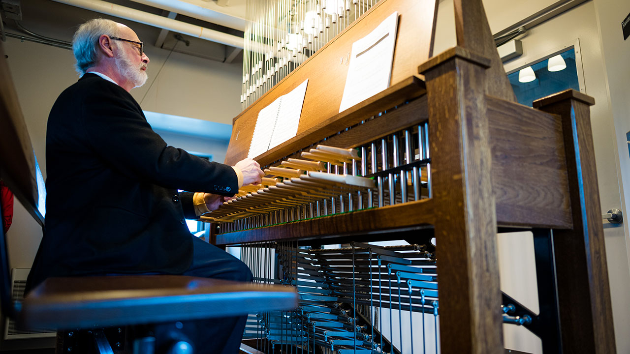 Dennis Curry playing the carillon at Oakland University