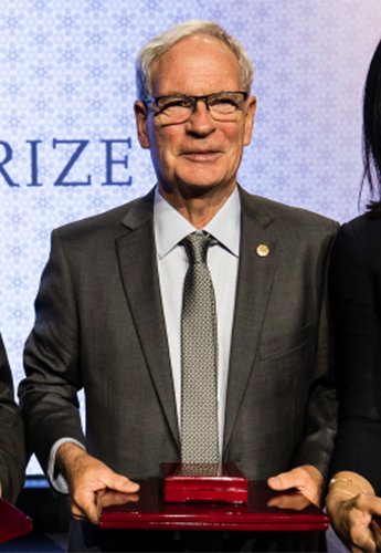 Harry Orr holding the Kavli Prize