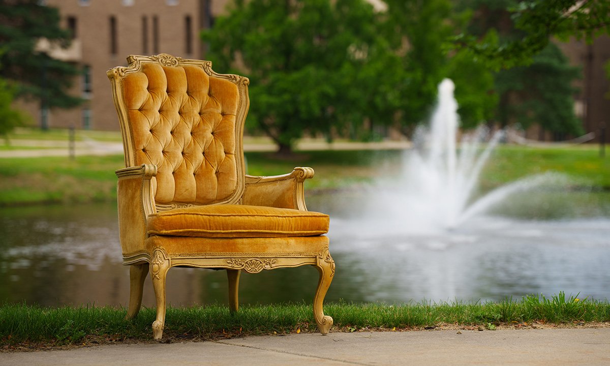 Gold seat with fountain in the background