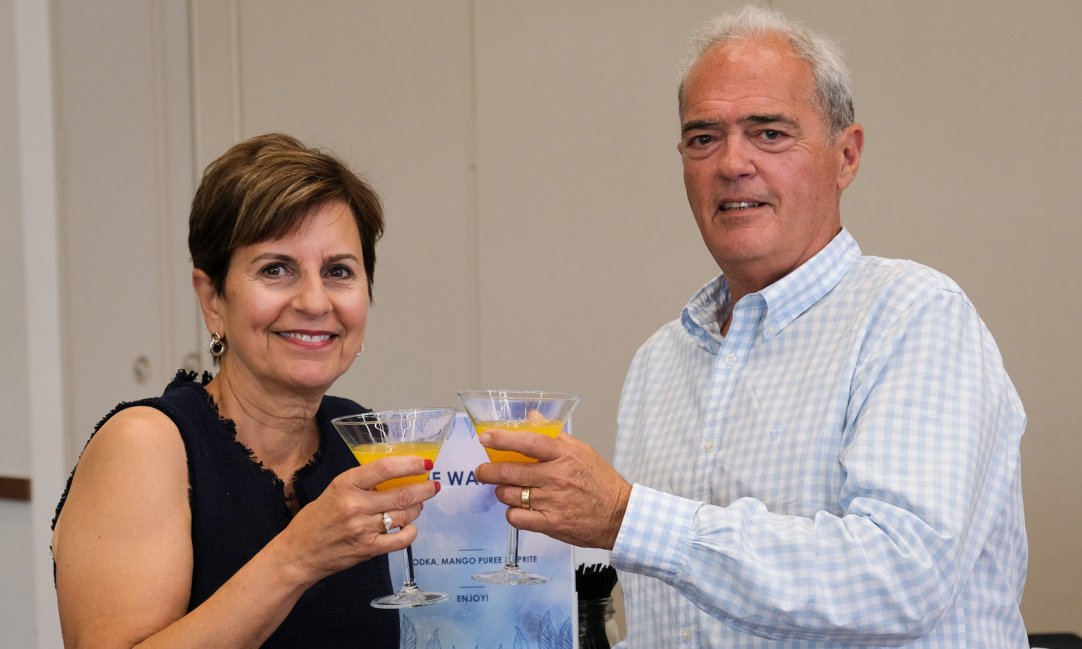 Two people cheersing glases